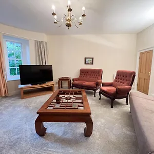 Spacious Flat Sleeps 8 Near Princes Street Apartment