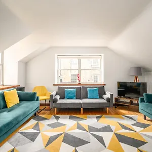 Bright - - Sleeps 10 Holiday home